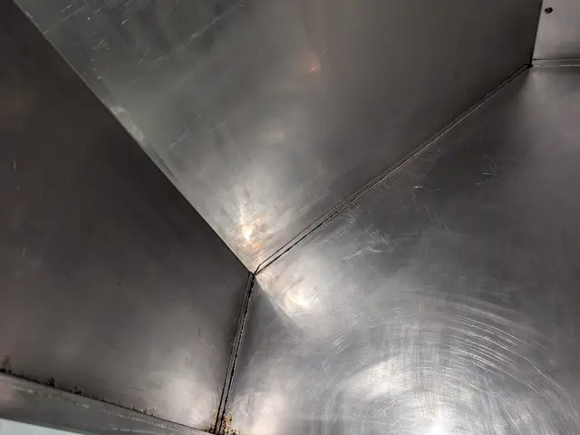 【飲食店様向け】油汚れ洗浄のプロがベトベトになったダクトを徹底洗浄いたします！サービスの画像