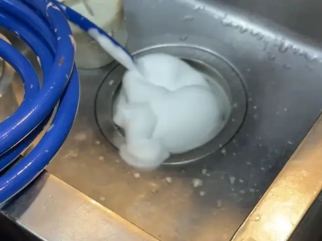 ムース施工なので安全性が高く安全安心施工！発生源に持続性薬剤使用！サービスの画像