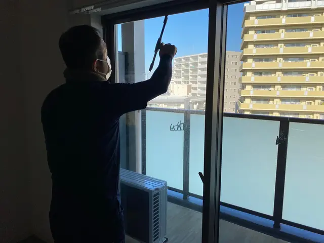 ◎受付はガラス４枚から　◆雨戸１枚２千円〜　◇網戸張替え相談可。１枚４千円〜サービスの画像