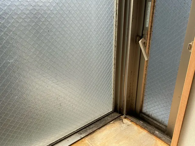 ◎受付はガラス４枚から　◆雨戸１枚２千円〜　◇網戸張替え相談可。１枚４千円〜サービスの画像