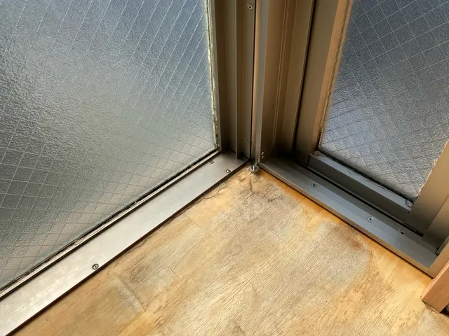 ◎受付はガラス４枚から　◆雨戸１枚２千円〜　◇網戸張替え相談可。１枚４千円〜サービスの画像