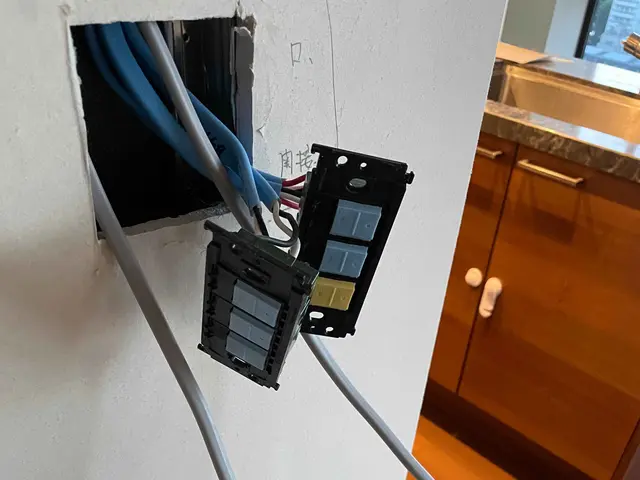 屋内外、コンセントの増設工事賜ります。サービスの画像