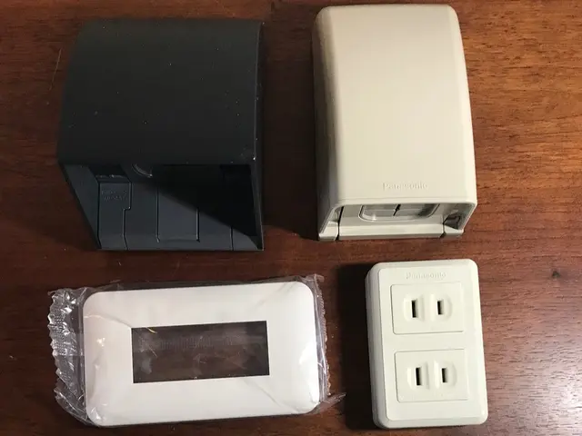 スイッチ・コンセントお任せください。LAN配線にも対応！！インボイス対応サービスの画像