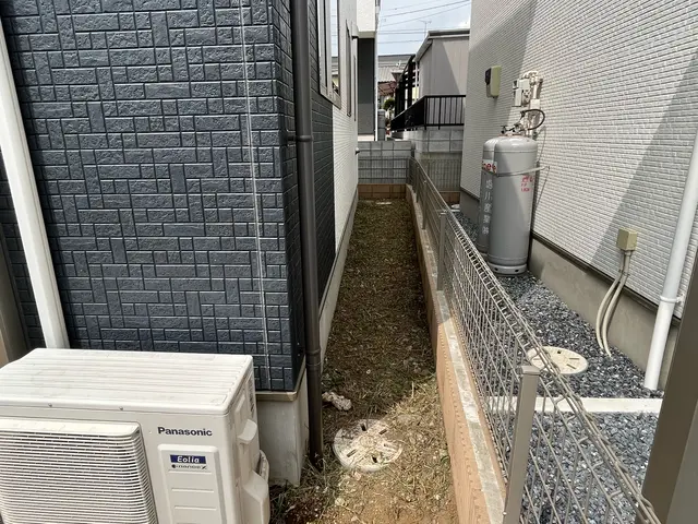 狭い所でも、丁寧に施工いたします！サービスの画像