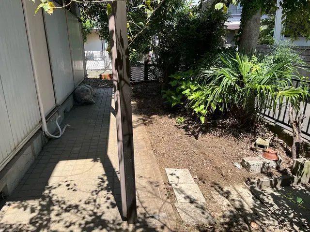 狭い所でも、丁寧に施工いたします！サービスの画像