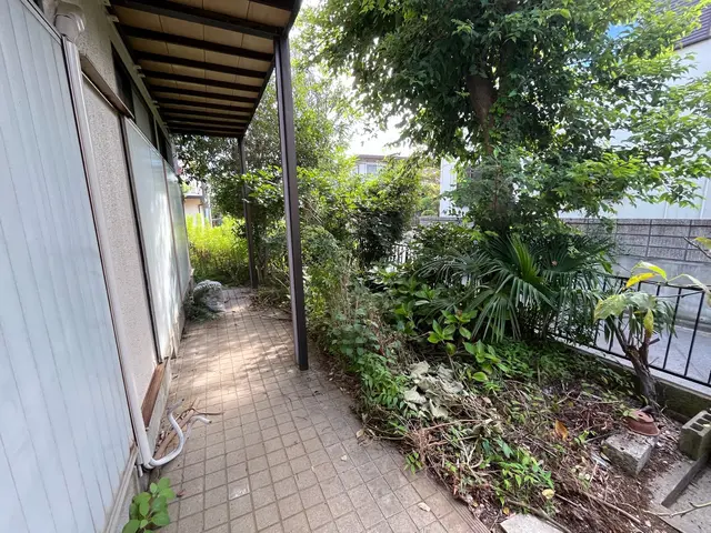 狭い所でも、丁寧に施工いたします！サービスの画像