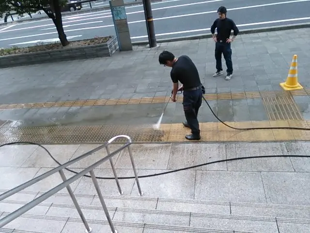 高圧洗浄機で徹底洗浄！床、壁面、手すりまで綺麗にいたします！サービスの画像