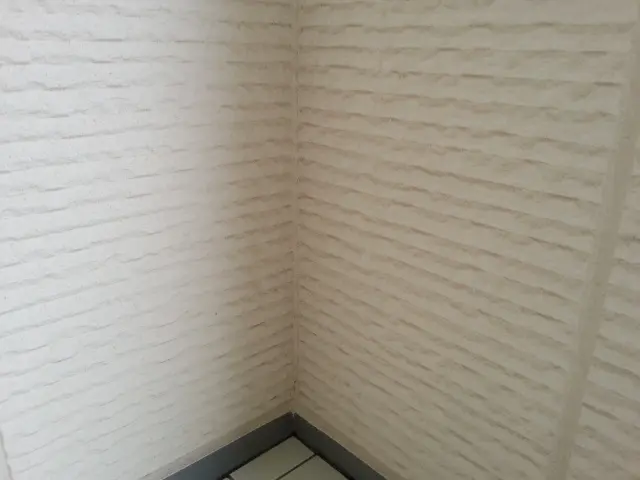 高圧洗浄機で徹底洗浄！床、壁面、手すりまで綺麗にいたします！サービスの画像