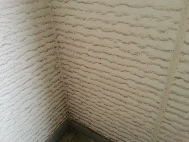 高圧洗浄機で徹底洗浄！床、壁面、手すりまで綺麗にいたします！サービスの画像