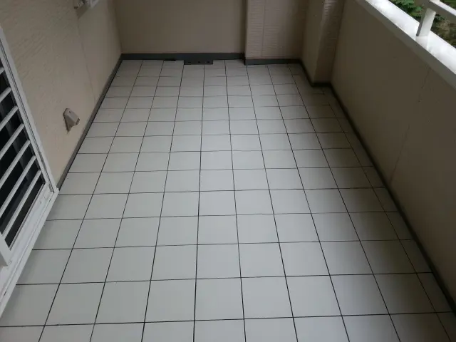 高圧洗浄機で徹底洗浄！床、壁面、手すりまで綺麗にいたします！サービスの画像