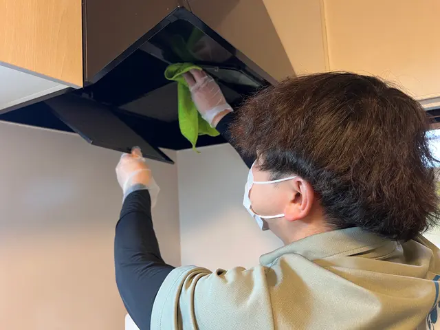 換気扇の気になるベトベトした油汚れをプロの知識と技術で徹底的にピカピカにします！サービスの画像