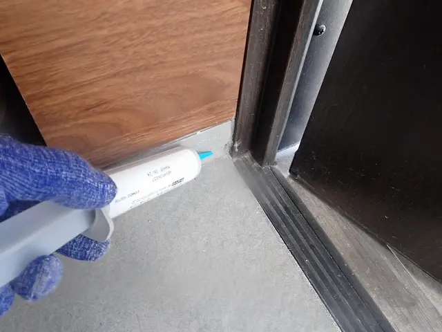 茨木より。アリの巣を駆除する毒エサの設置と侵入経路周辺への薬剤処理で予防を実施。サービスの画像