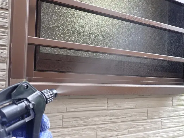 茨木より。アリの巣を駆除する毒エサの設置と侵入経路周辺への薬剤処理で予防を実施。サービスの画像