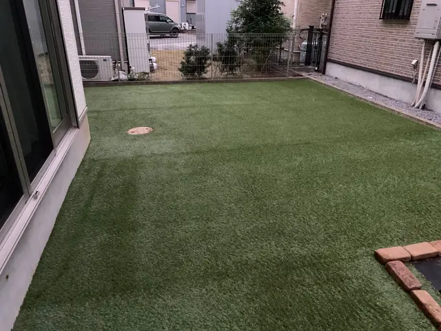 人工芝でメンテナンスフリーのお庭サービスの画像