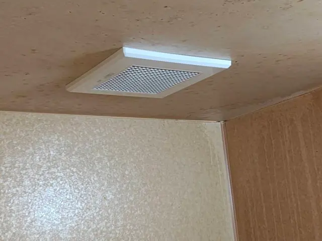 エアコン工事の実績多数！電気工事士が、追加料金なしで丁寧に交換します。サービスの画像