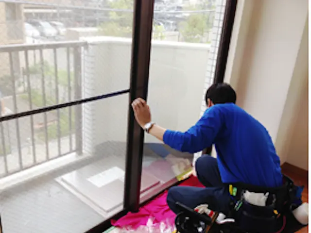 エアコン内部の汚れ・黒カビを暖房使用前の分解クリーニングで徹底除去がおすすめ！サービスの画像