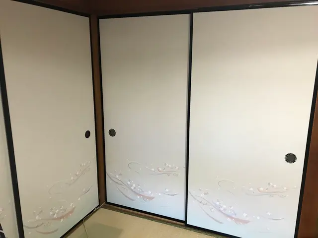 張替え専門店による丁寧な仕上がり！材料費コミコミ！指定品30種類以上・クロス紙可サービスの画像