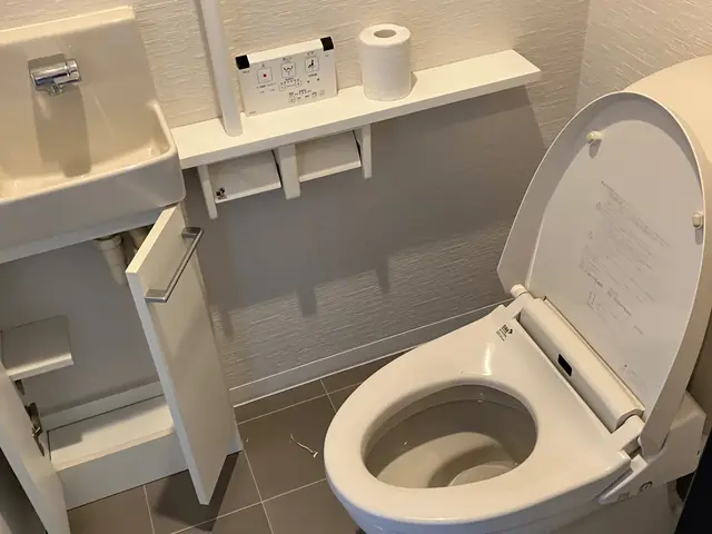 【慎重・丁寧に作業】臭い・尿石・黒ズミまとめて洗浄致しますサービスの画像