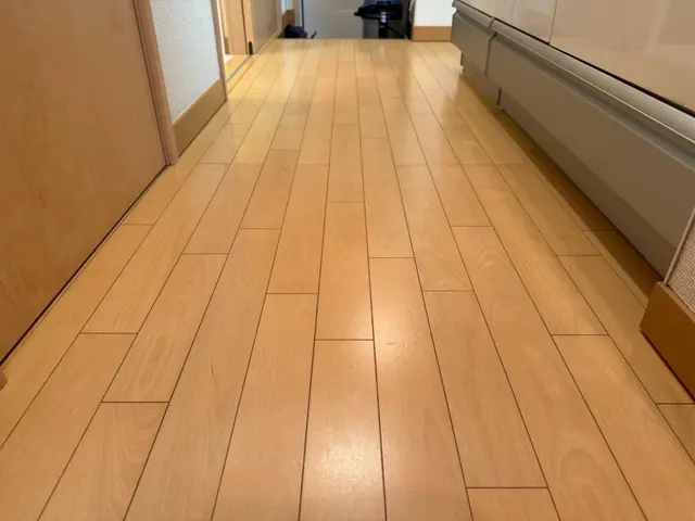 ワックスによるムラ・黒ずみも除去！フローリングをきれいに再生コーティングサービスの画像