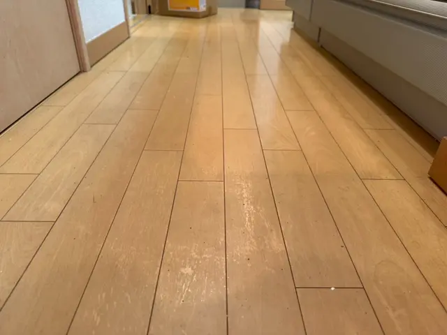 ワックスによるムラ・黒ずみも除去！フローリングをきれいに再生コーティングサービスの画像