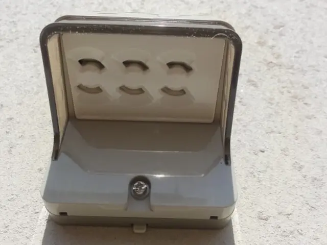 【神戸 北区 発】屋外の防水コンセントの交換です 割れた等の対応です。サービスの画像