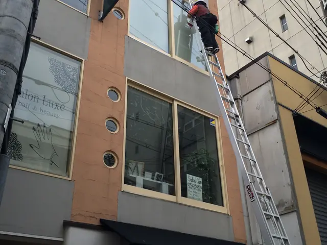 【カーテンまでカビが？？お早めに対処を❢】高所作業もご相談ください★サービスの画像