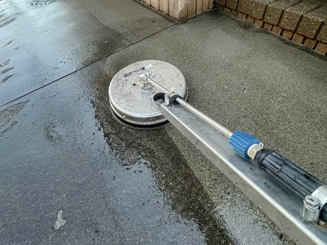 その黒ずみ・コケ汚れ、落ちるんです｜駐車場、土間の高圧洗浄施工サービスの画像