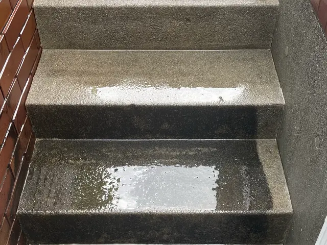その黒ずみ・コケ汚れ、落ちるんです｜駐車場、土間の高圧洗浄施工サービスの画像