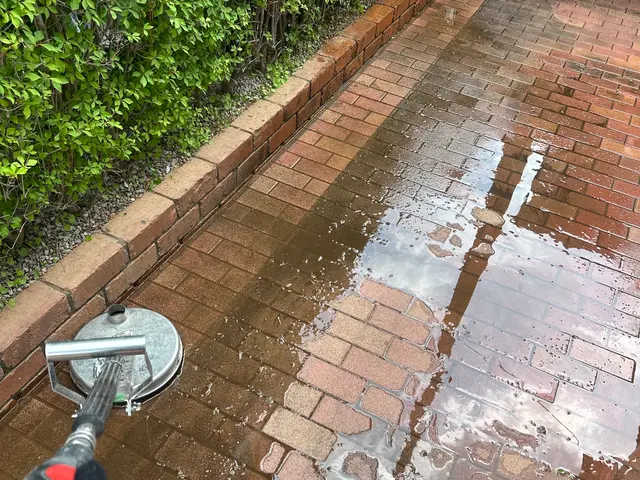 その黒ずみ・コケ汚れ、落ちるんです｜駐車場、土間の高圧洗浄施工サービスの画像