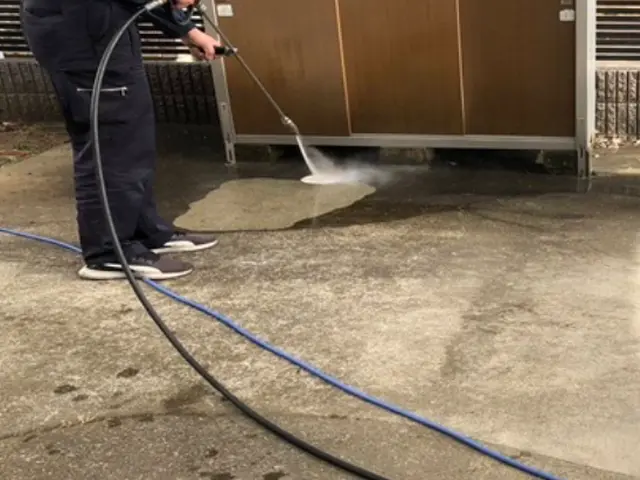 その黒ずみ・コケ汚れ、落ちるんです｜駐車場、土間の高圧洗浄施工サービスの画像