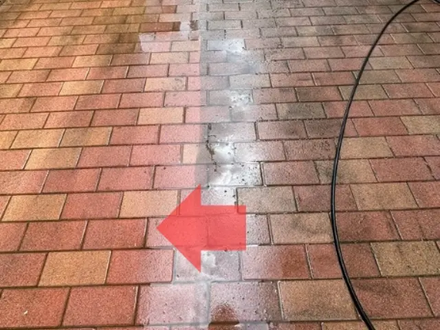 その黒ずみ・コケ汚れ、落ちるんです｜駐車場、土間の高圧洗浄施工サービスの画像