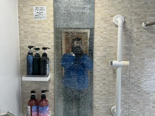 夫婦仲良くお伺い！「カビ取り＋鏡清掃」の追加料金なし！トコトン綺麗にピッカピカサービスの画像