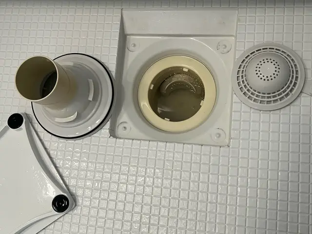 夫婦仲良くお伺い！「カビ取り＋鏡清掃」の追加料金なし！トコトン綺麗にピッカピカサービスの画像