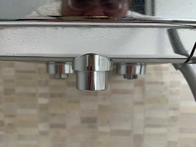 夫婦仲良くお伺い！「カビ取り＋鏡清掃」の追加料金なし！トコトン綺麗にピッカピカサービスの画像