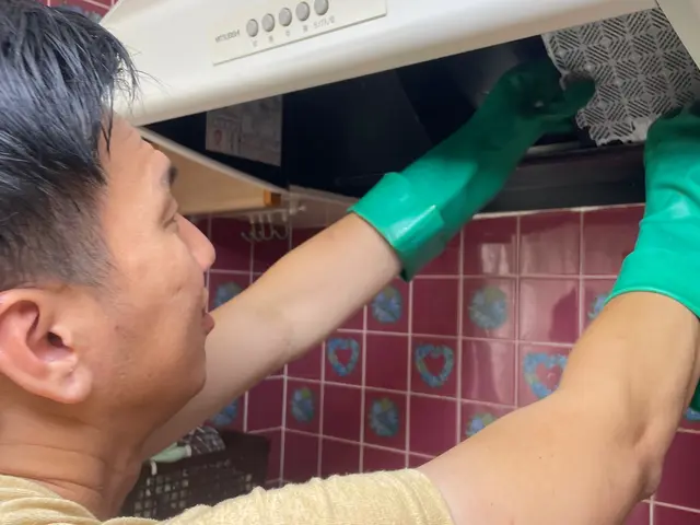 【口コミで選ばれています】頑固な油汚れお任せください♪コンロ周りの壁もサービス！サービスの画像