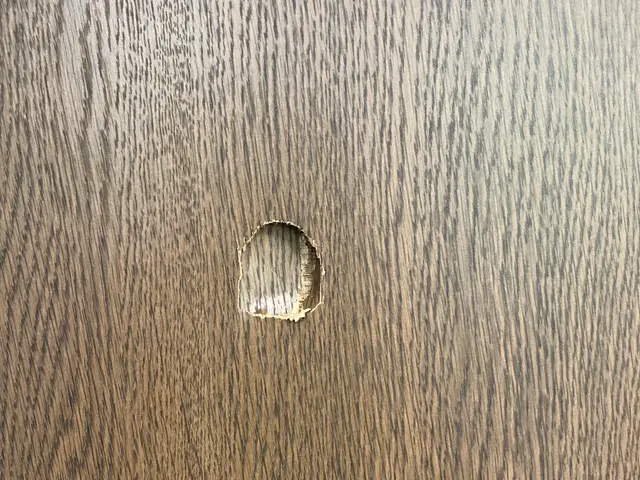 ドアの傷、陥没穴を綺麗にリペア補修いたします。サービスの画像