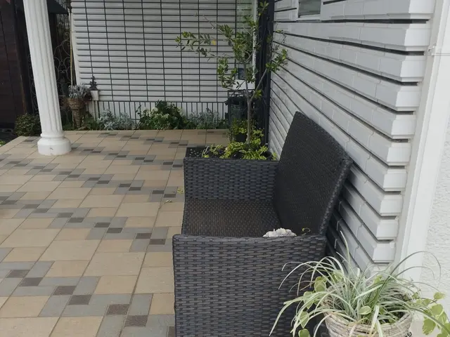 【年中無休】玄関・階段タイルクリーニング承っております。サービスの画像