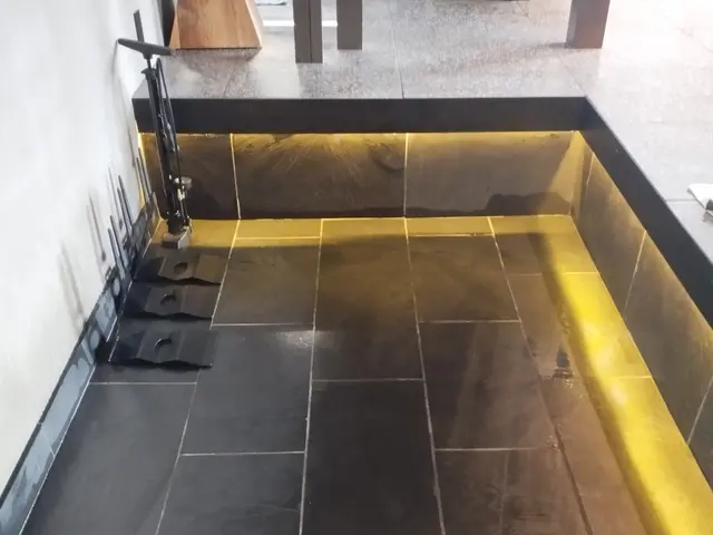 【年中無休】玄関・階段タイルクリーニング承っております。サービスの画像