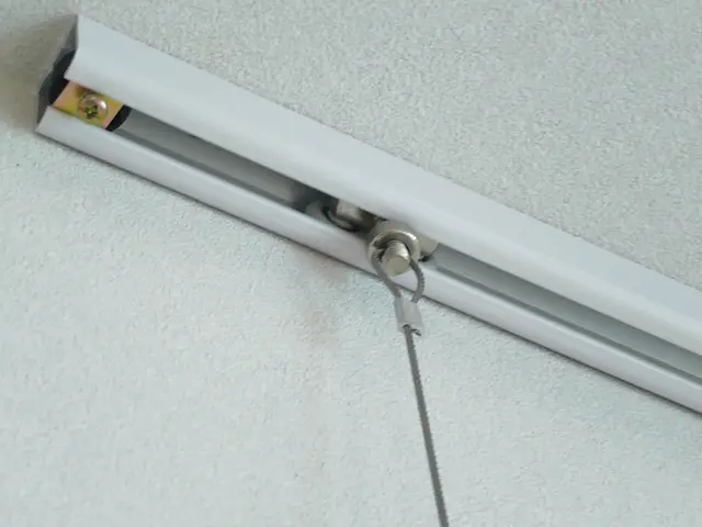 あると便利！ピクチャーレール 天井壁付けOK 絵の取付まで無料対応いたします！サービスの画像