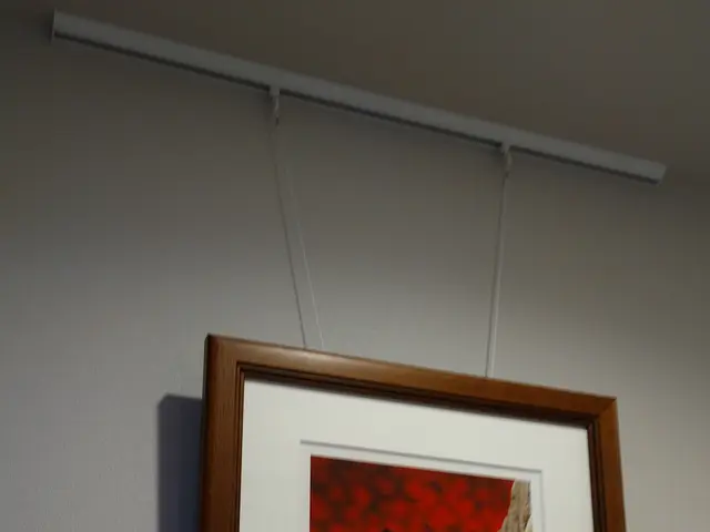 あると便利！ピクチャーレール 天井壁付けOK 絵の取付まで無料対応いたします！サービスの画像