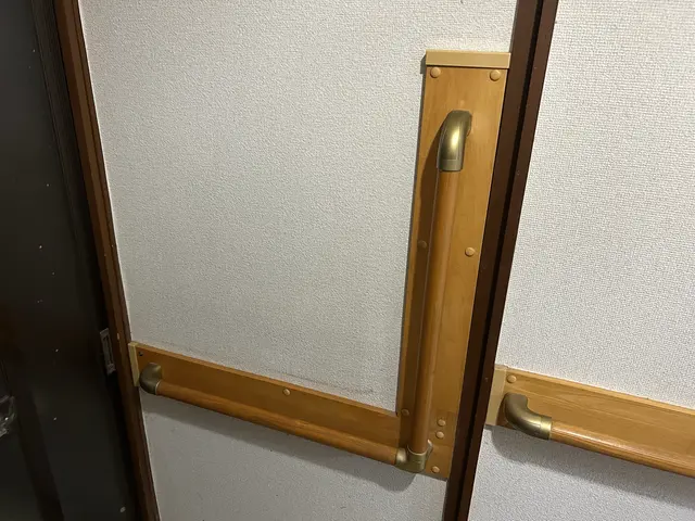 生活の支えとなる手すりをお客様のご要望に沿って取り付けを行います。サービスの画像