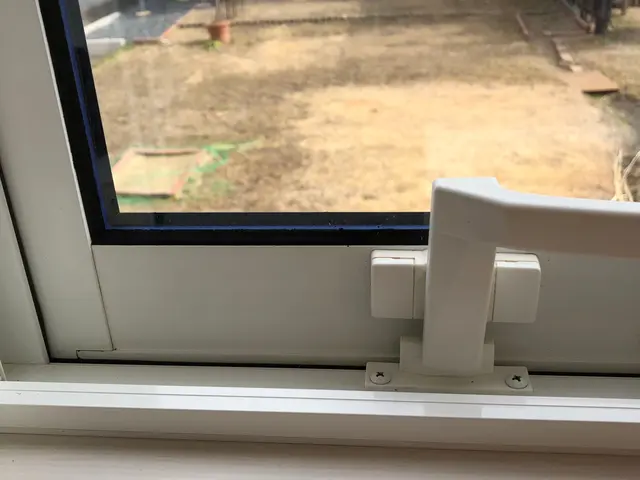 きれいな窓から見たいペルシャンブルーの空！きっと気持ちもやすらぎますよ！サービスの画像