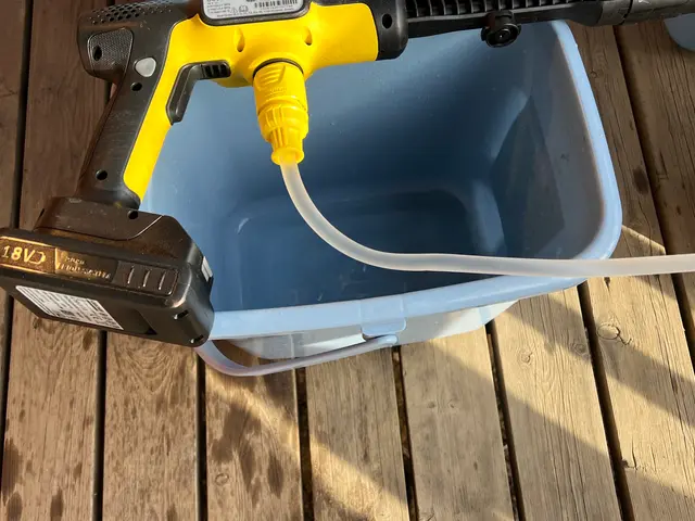 2階の窓、FIX窓の掃除も高圧洗浄ノズルでバッチリ綺麗にします！網戸掃除サービスサービスの画像