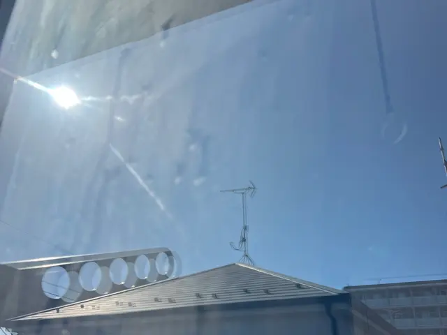 2階の窓、FIX窓の掃除も高圧洗浄ノズルでバッチリ綺麗にします！網戸掃除サービスサービスの画像