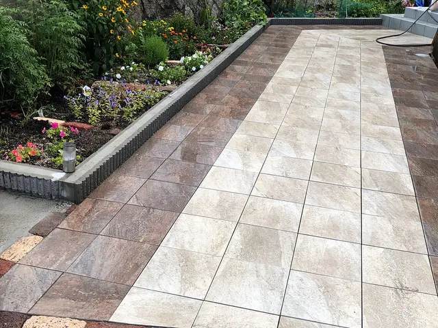 玄関タイル洗浄サービスの画像