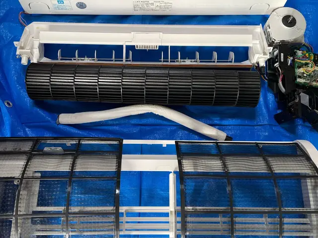 エアコン取り外しお任せ下さい★取り外し後完全分解洗浄も致しております。サービスの画像