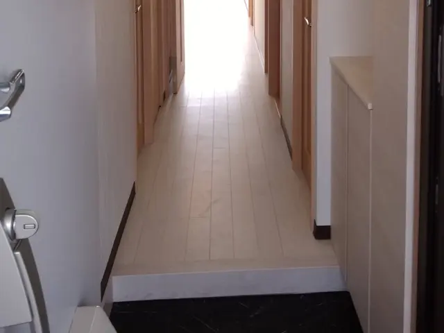 既存フローリング撤去、新規フローリング張りサービスの画像