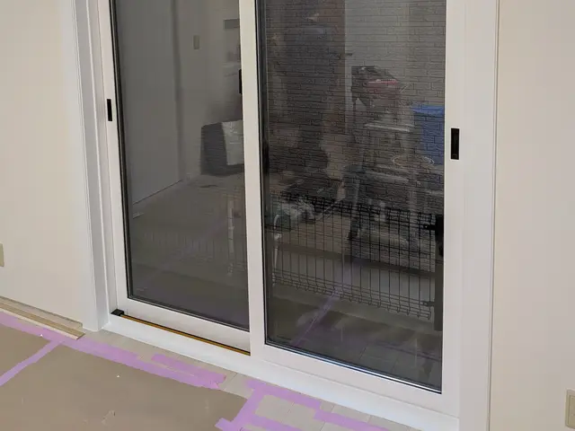 窓枠のシート張り替え。サービスの画像