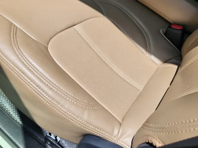 年中無休 24時間対応 シートカバー取付致します！その他電装品もご相談下さい！サービスの画像