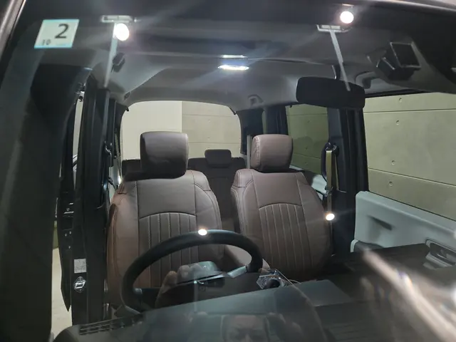 年中無休 24時間対応 シートカバー取付致します！その他電装品もご相談下さい！サービスの画像